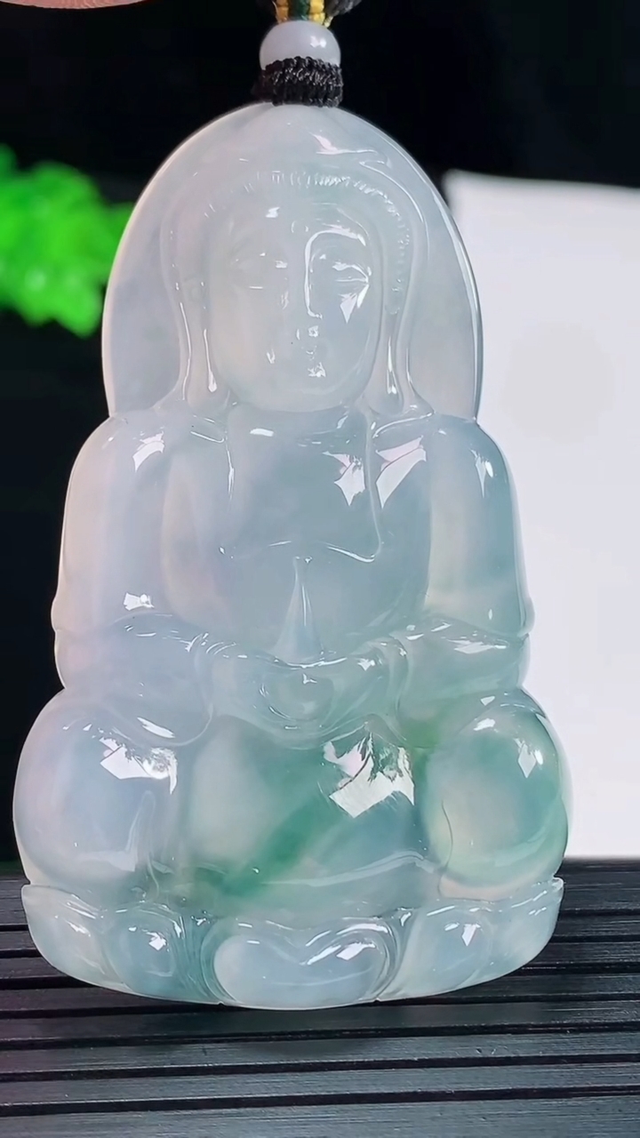 天然A货翡翠种飘花正装观音吊坠，尺寸60-37-5重量:25.88g
5月20日
