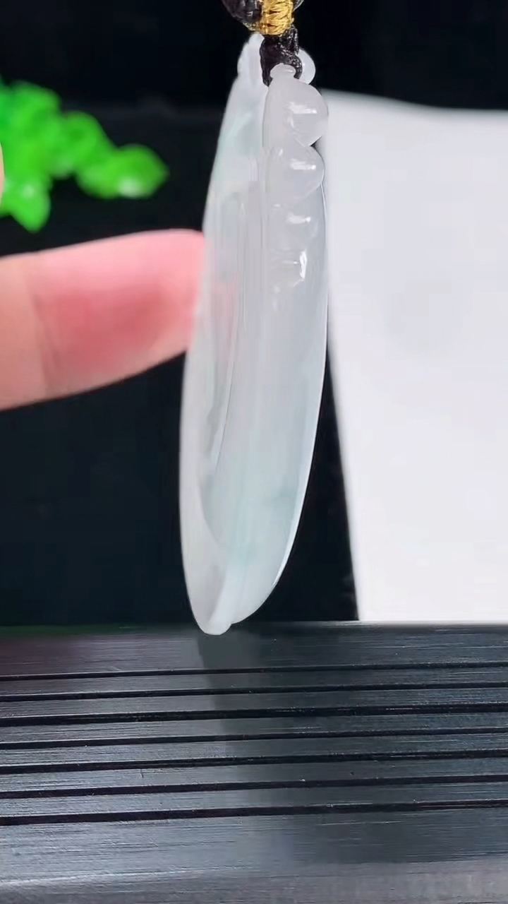 天然A货翡翠飘花如意吊坠，尺寸52-46-6.2重量:29.14g
5月20日