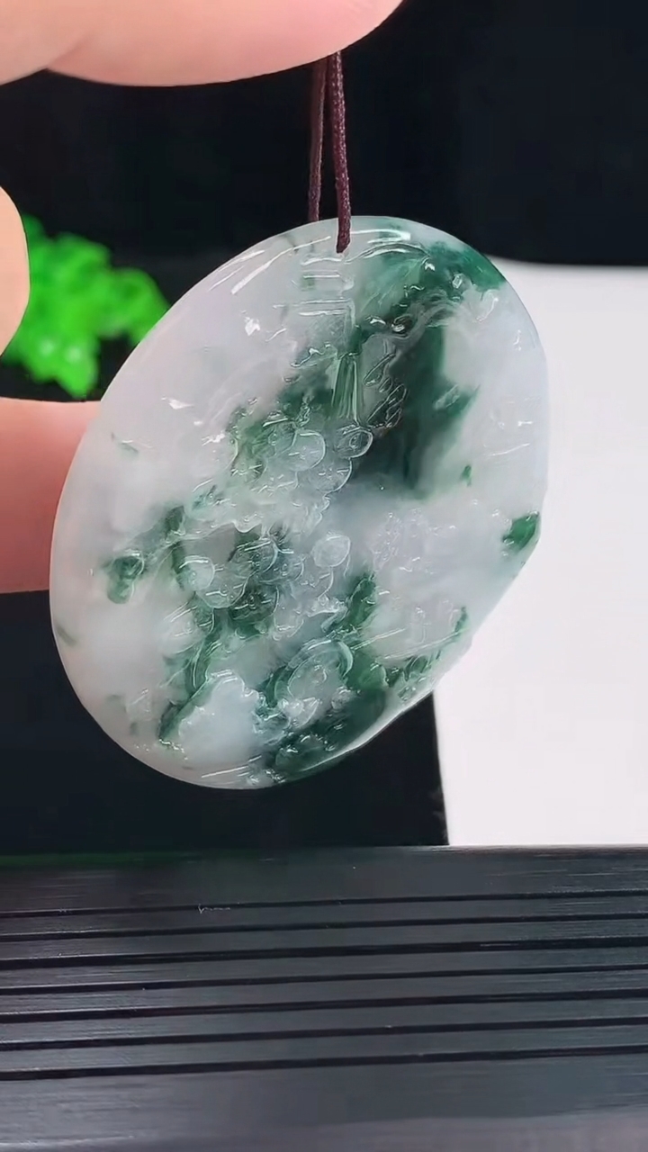 天然A货翡翠牌吊坠，尺寸50.5-6重量:34.09g
5月20日