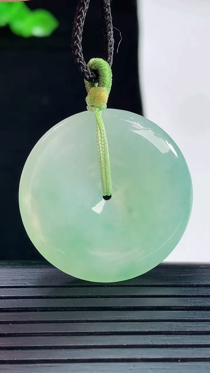 天然A货翡翠平安扣吊坠，尺寸29.6-5.2重量:9.77g
5月20日