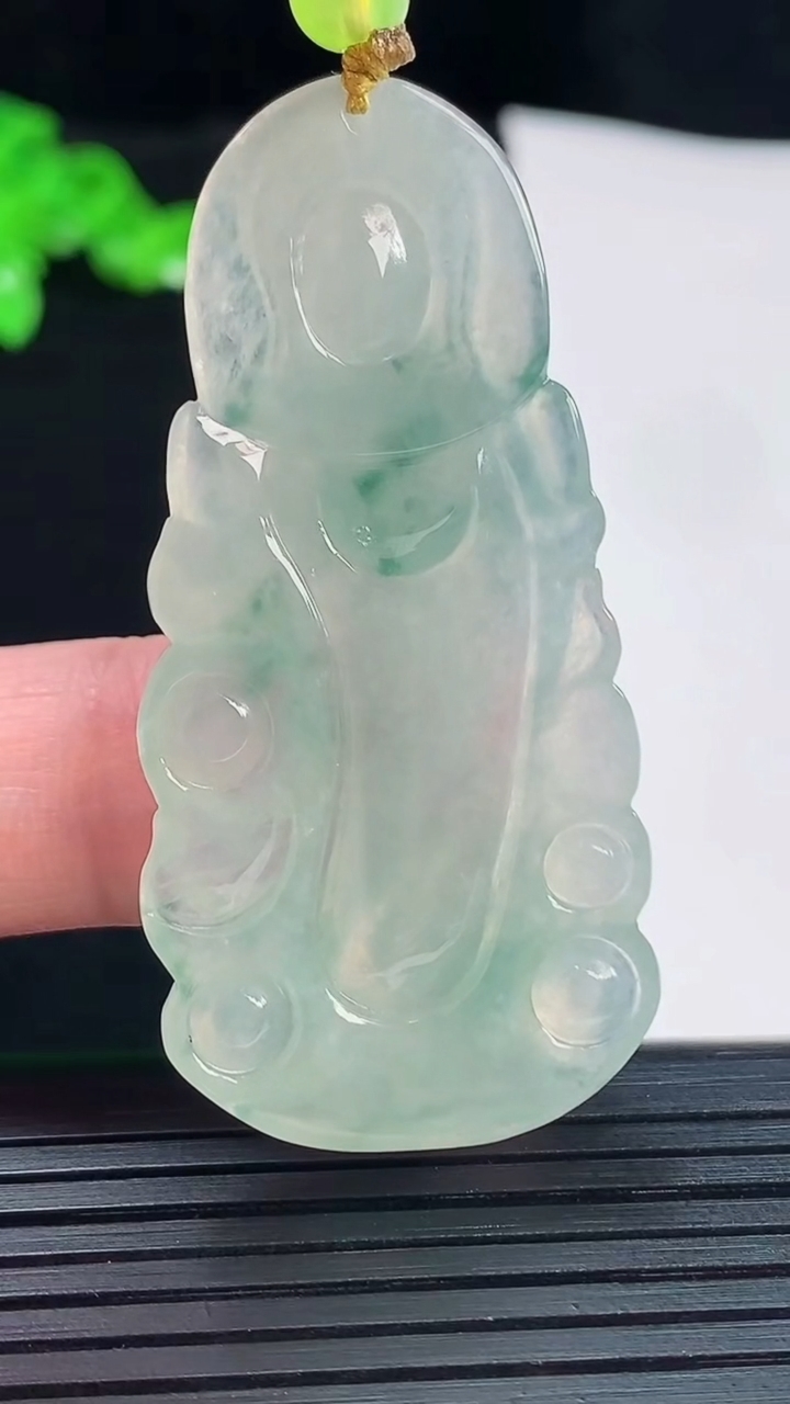 天然A货翡翠飘花动态观音吊坠，尺寸52-25-5.8重量:13.04g
5月20日