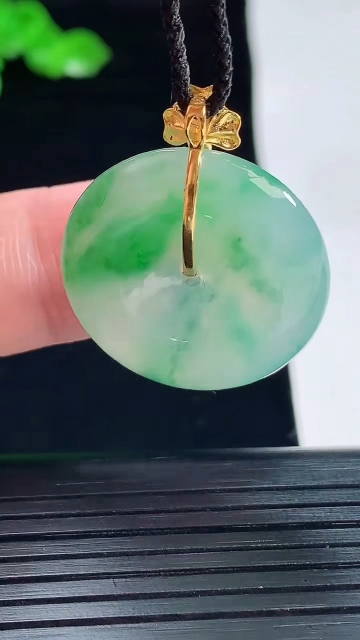 天然A货翡翠平安扣吊坠，尺寸30-25-6重量:7.73g
5月20日