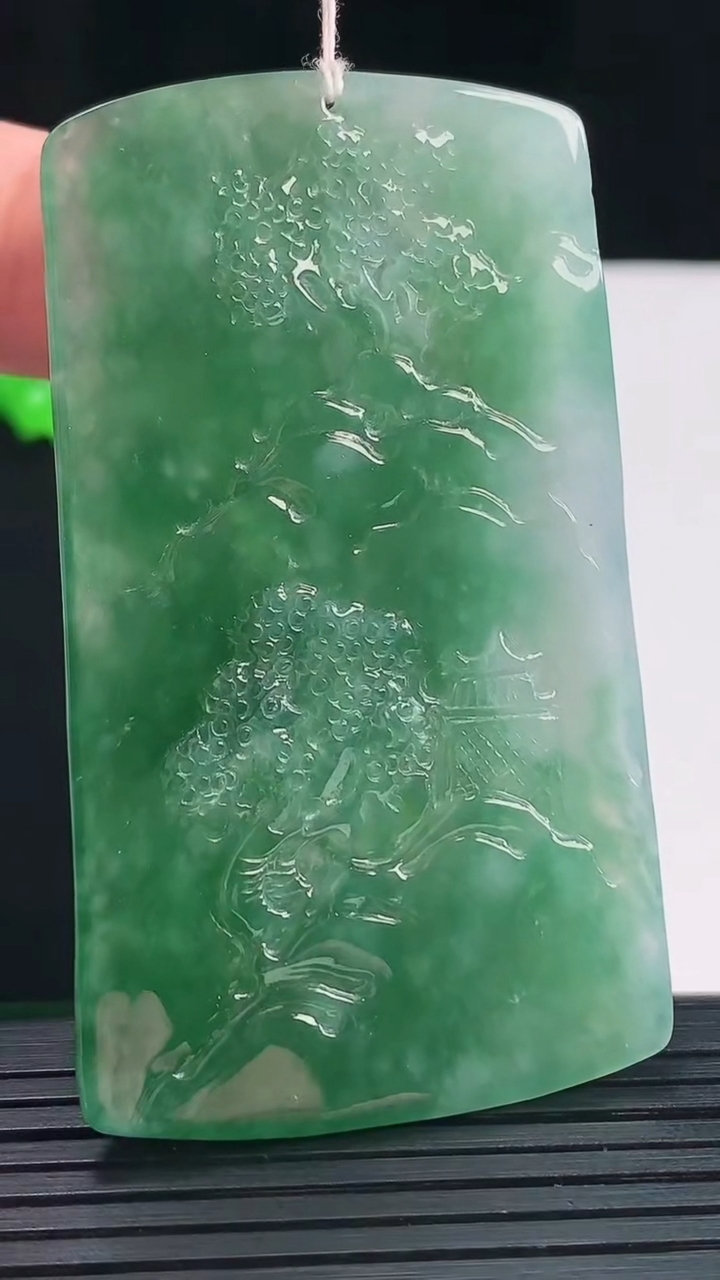 天然A货翡翠山水牌吊坠，尺寸65.5-38-5.2重量:27.98g
5月20日
