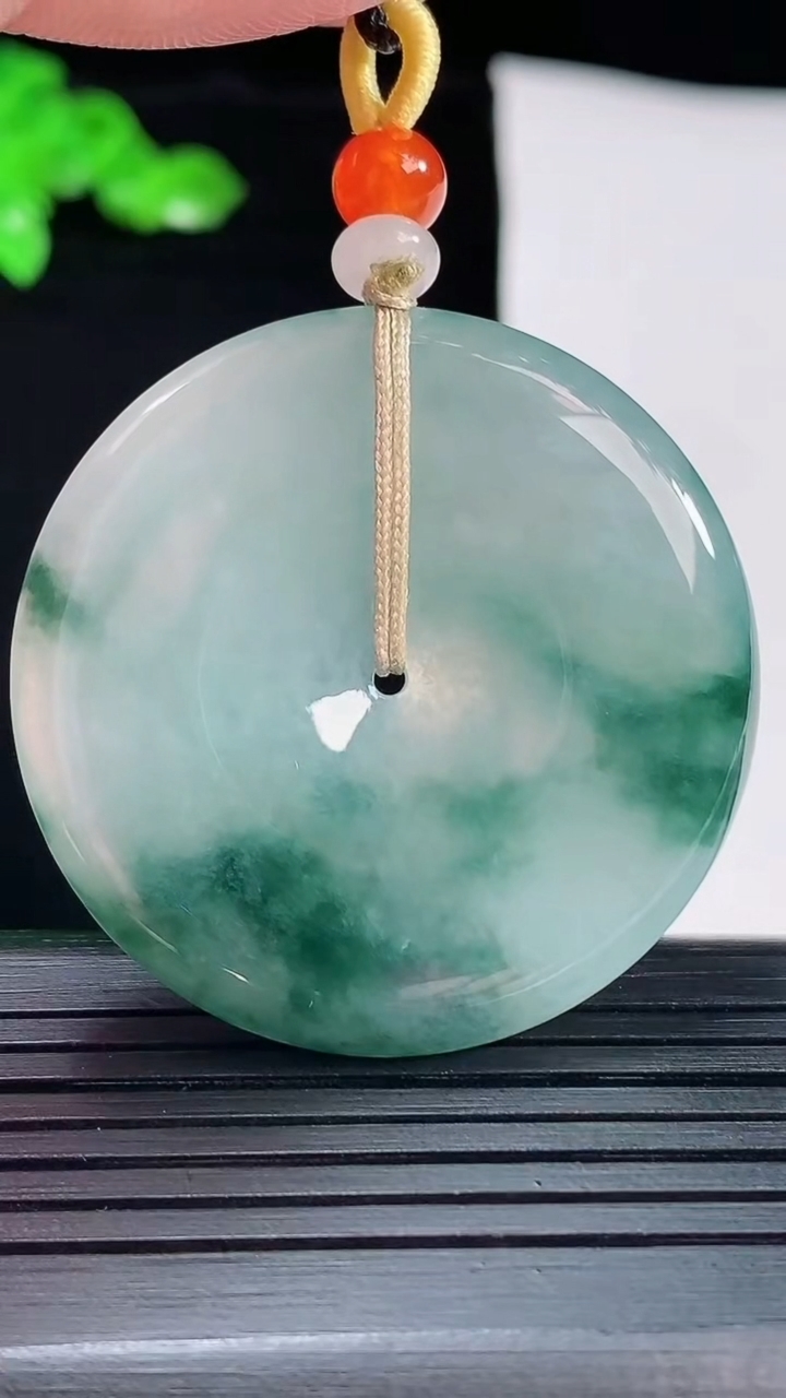 天然A货翡翠飘花平安扣吊坠，尺寸40-5.6重量:20.68g
5月20日