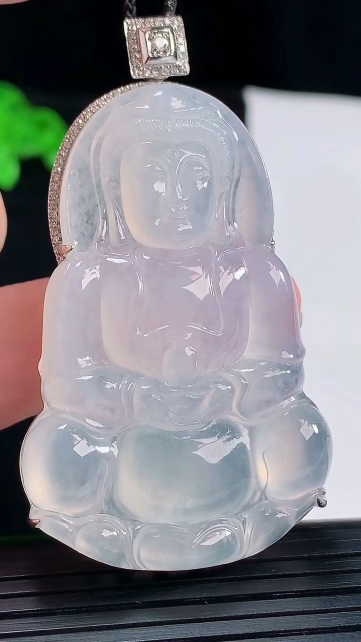 天然A货翡翠种白冰种正装观音吊坠，尺寸60-34-9.2，裸石52-34重量:20.99g
5月20