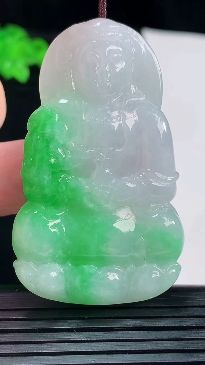 天然A货翡翠正装观音吊坠，尺寸55-33-5.6重量:22.66g
5月20日