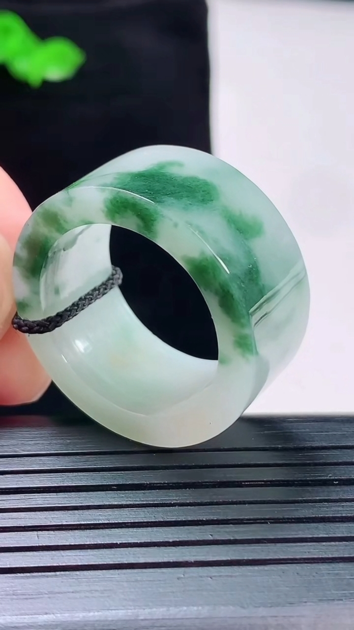 天然A货翡翠飘花素面玉扳指，尺寸22.6-13-4重量:14.30g2026年5月20日
工厂直销收