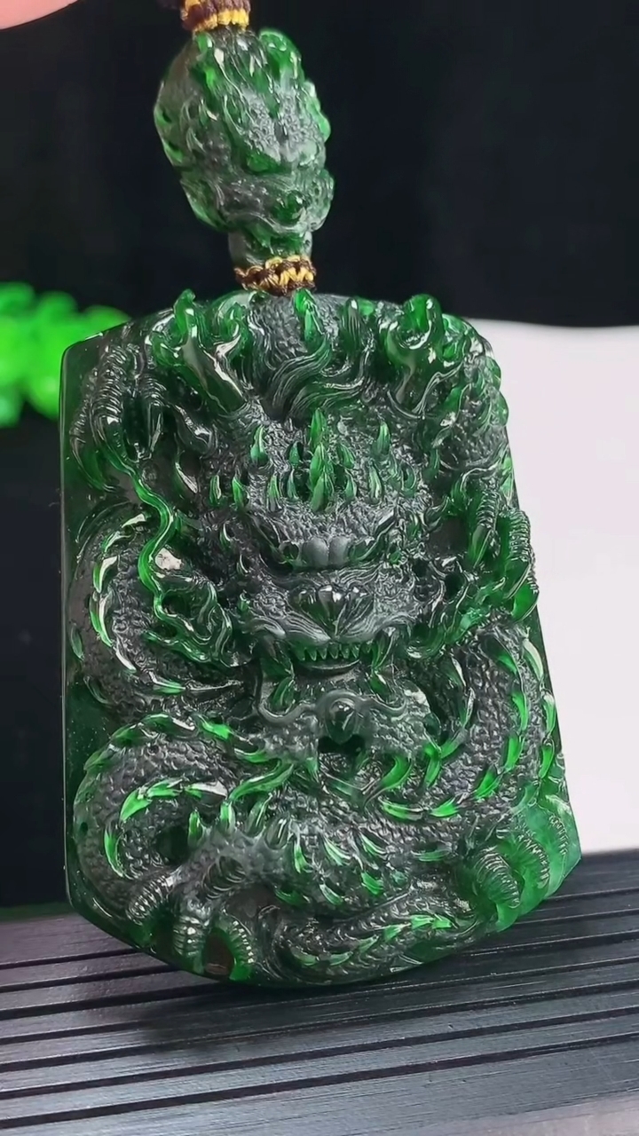 天然A货翡翠龙牌吊坠，尺寸58-44.5-10.8重量:59.88g
5月20日