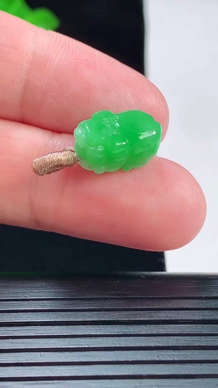 天然A货翡翠生肖猪吊坠，尺寸15-9-7.5重量:2.19g
5月20日