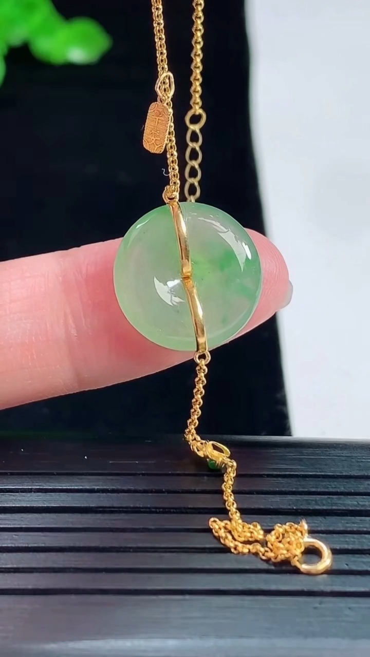 天然A货翡翠平安环手链，尺寸15-3.8重量:2.34g
5月20日