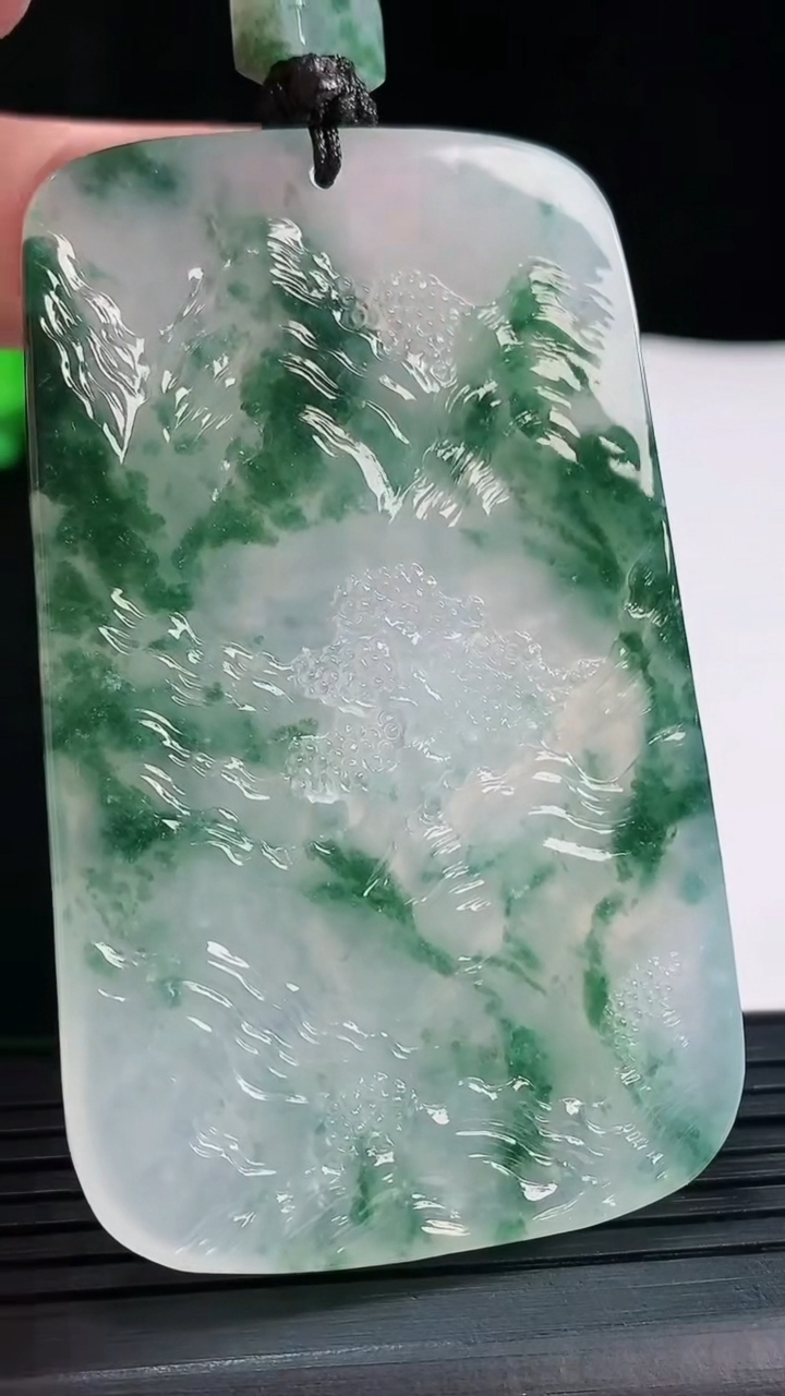 天然A货翡翠种飘花山水牌吊坠，尺寸70-43-5.5重量:49.59g
5月20日