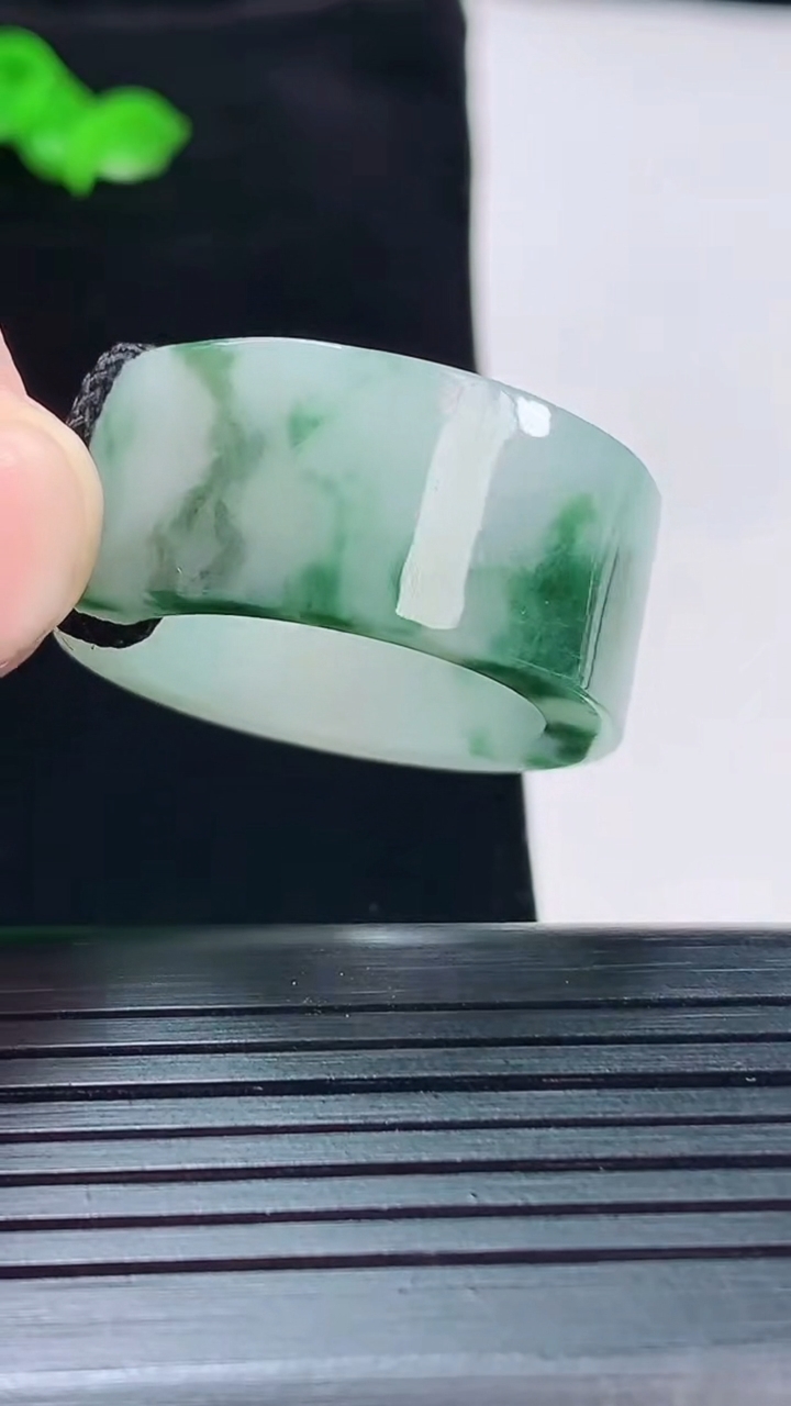 天然A货翡翠飘花素面玉扳指，尺寸22.6-13-4重量:14.30g2026年5月20日
工厂直销收藏佳品,种好水足，色泽均匀，有种有色，上手高大气！