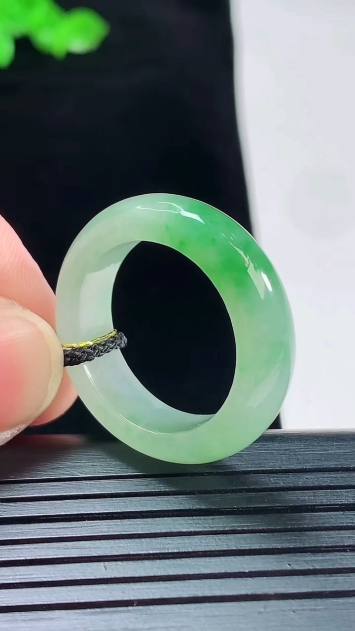 天然A货翡翠玉指环 戒指，尺寸20-6.6-4重量:5.96g2026年5月20日
工厂直销收藏佳品