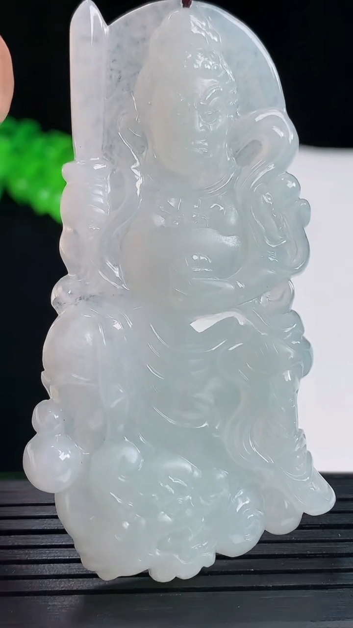 天然A货翡翠不动明王吊坠，尺寸73-39.5-6重量:30.86g
5月20日