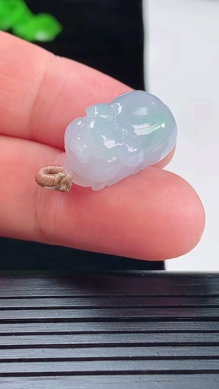 天然A货翡翠春带彩 紫罗兰生肖猪吊坠，尺寸20-12-11.5重量:5.73g
5月20日
