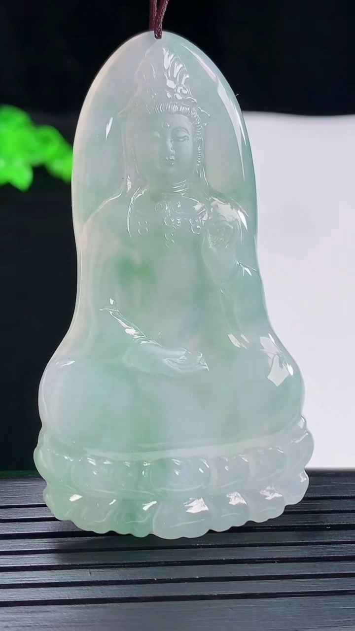 天然A货翡翠绿素衣观音吊坠，尺寸66.6-36.5-5.5重量:25.95g
5月20日