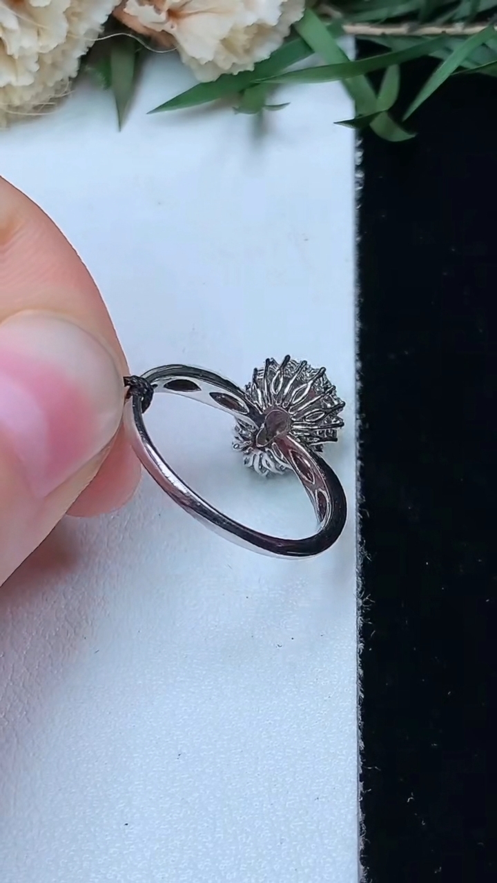 天然A货翡翠葫芦戒指，尺寸16.9-7.9-6，重量:2.36g2026年5月20日
工厂直销收藏佳品,种好水足，色泽均匀，有种有色，上手高大气！