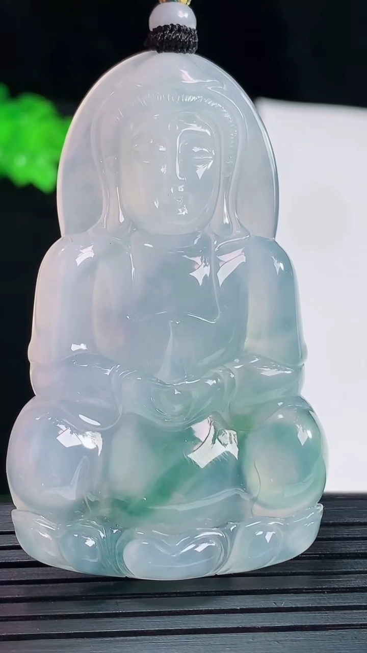 天然A货翡翠种飘花正装观音吊坠，尺寸60-37-5重量:25.88g
5月20日