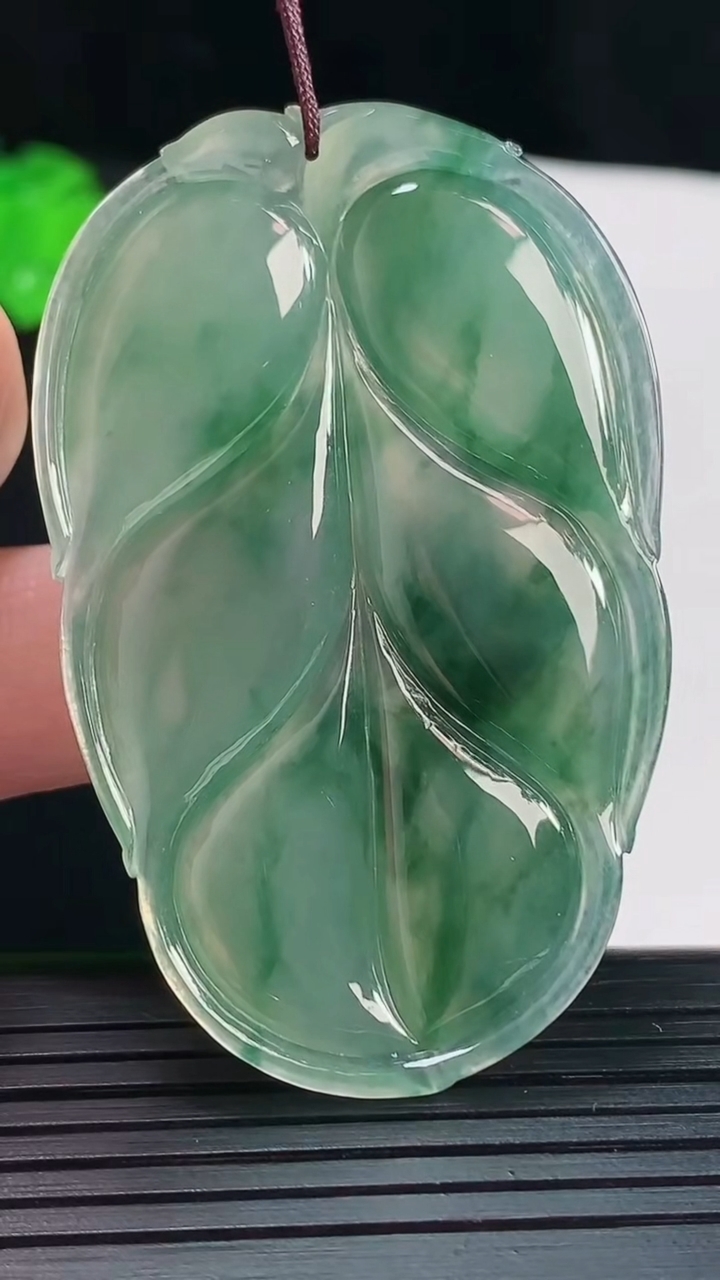 天然A货翡翠种飘花金枝玉叶 叶子吊坠，尺寸58-36.6-6.5重量:23.32g
5月20日