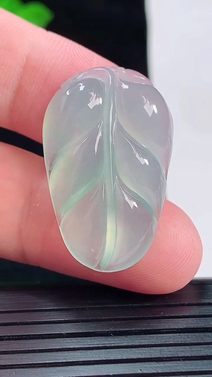 天然A货翡翠金枝玉叶 叶子吊坠，尺寸31.5-20-6重量:6.00g
5月20日