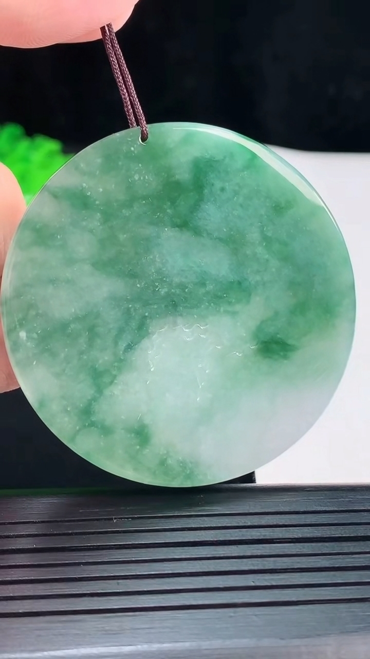 天然A货翡翠牌吊坠，尺寸52-5.6重量:34.49g
5月20日