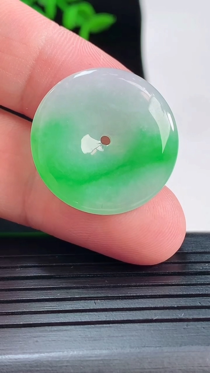 天然A货翡翠平安扣吊坠，尺寸25-4重量:5.20g
5月20日