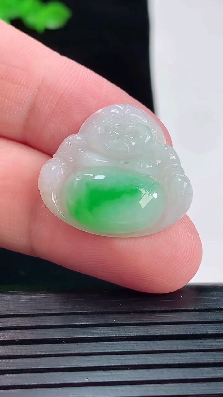天然A货翡翠佛公吊坠，尺寸22.5-25-5重量:3.96g
5月20日