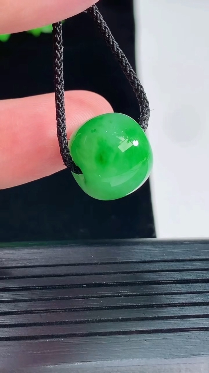 天然A货翡翠路路通吊坠，尺寸12-14重量:4.99g
5月20日