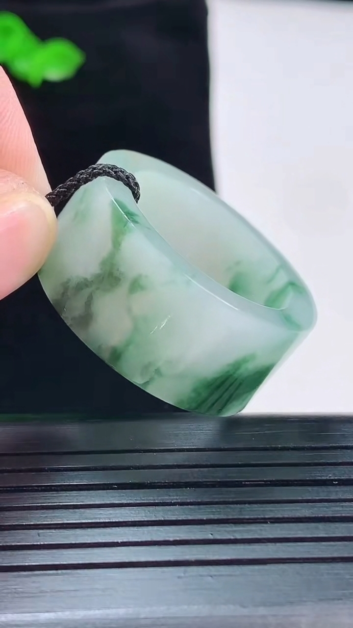 天然A货翡翠飘花素面玉扳指，尺寸22.6-13-4重量:14.30g2026年5月20日
工厂直销收藏佳品,种好水足，色泽均匀，有种有色，上手高大气！