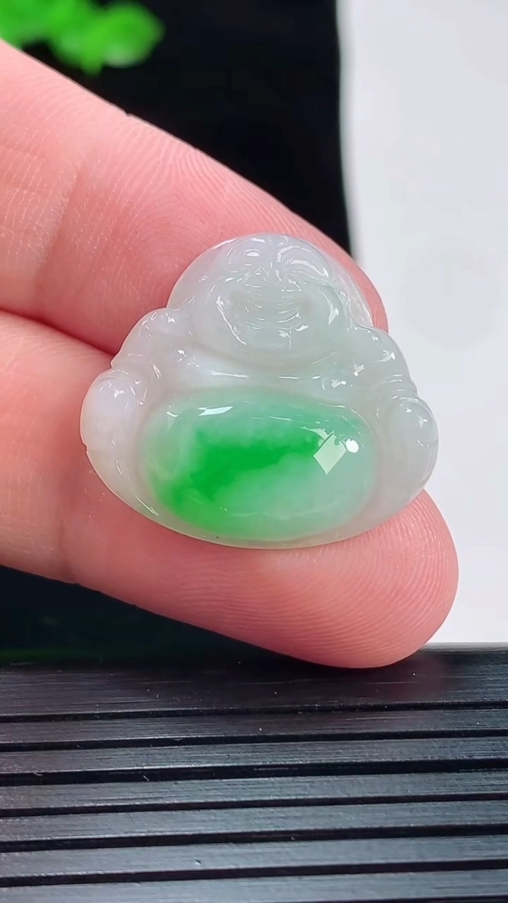天然A货翡翠佛公吊坠，尺寸22.5-25-5重量:3.96g
5月20日