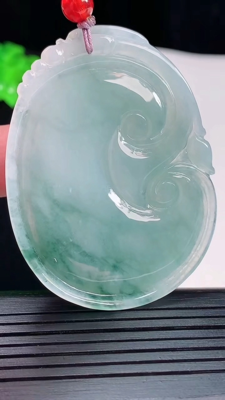 天然A货翡翠飘花如意吊坠，尺寸55-42-5.6重量:24.89g
5月20日