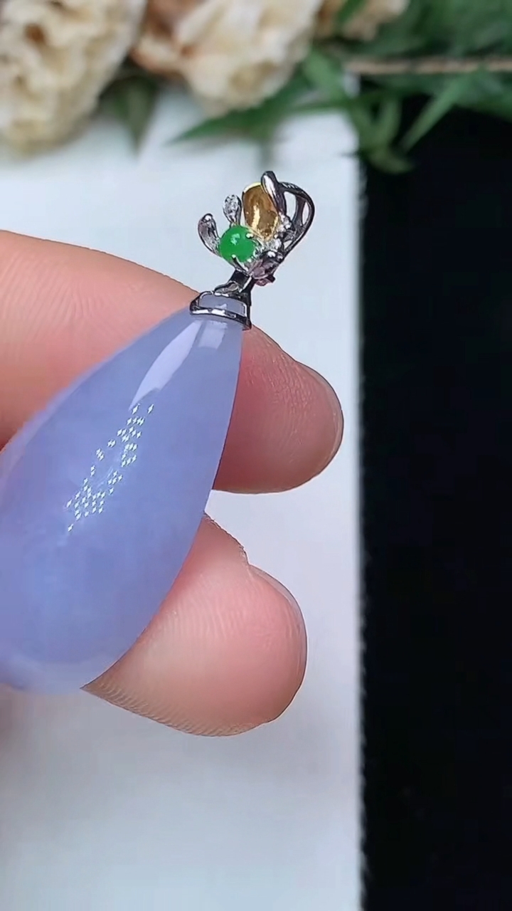 天然A货翡翠k金紫罗兰水滴吊坠，尺寸26.3-16.9-7.8，重量:6.05g
5月20日