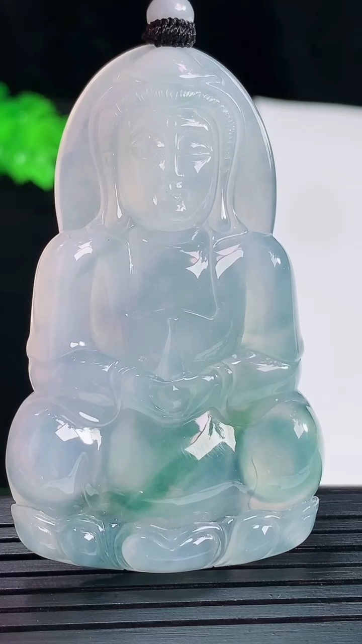 天然A货翡翠种飘花正装观音吊坠，尺寸60-37-5重量:25.88g
5月20日