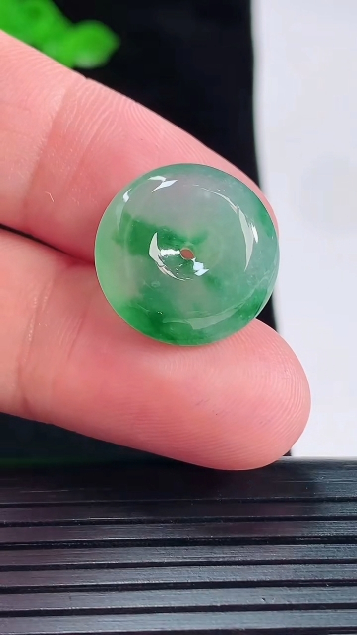 天然A货翡翠平安扣吊坠，尺寸18-6重量:3.60g
5月20日