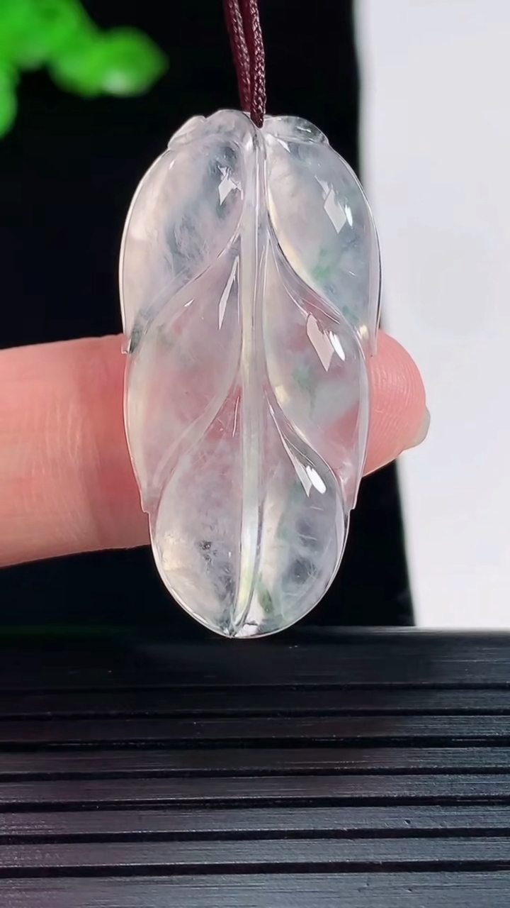 天然A货翡翠金枝玉叶 叶子吊坠，尺寸35-17.6-5重量:5.24g
5月20日