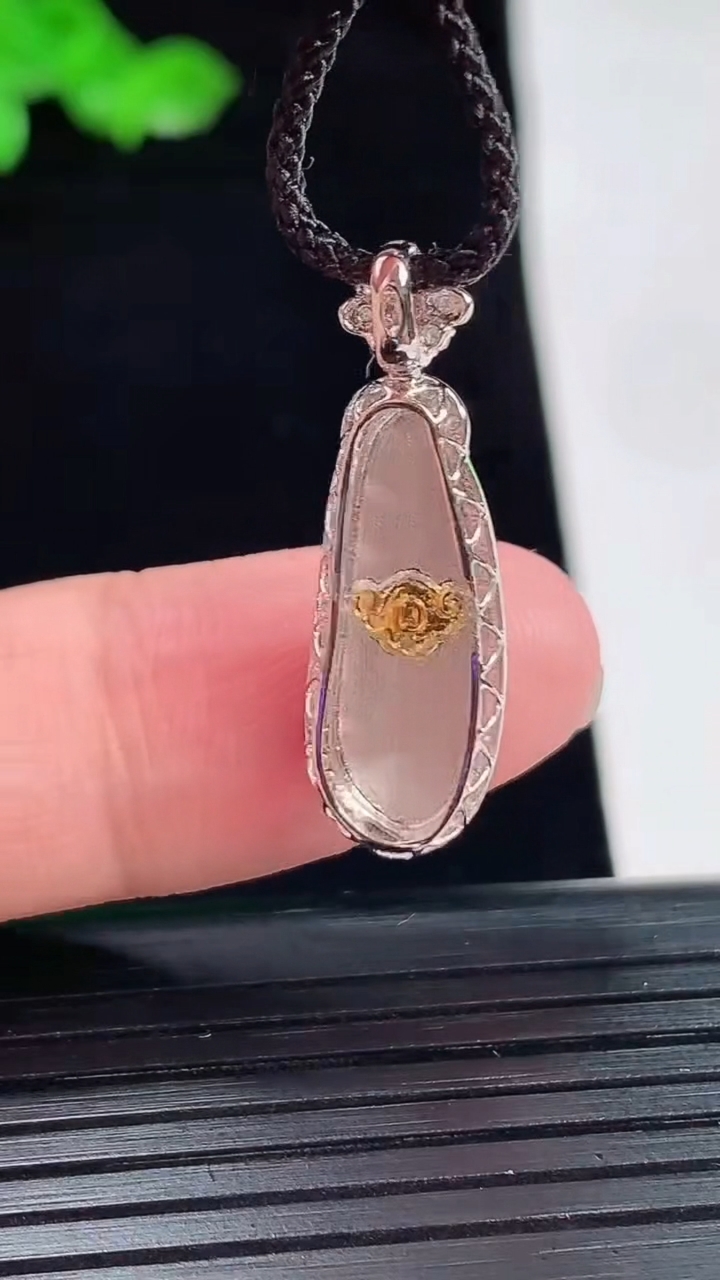 天然A货翡翠福豆吊坠，尺寸27-8.6-5.5，裸石19-7重量:1.49g
5月20日