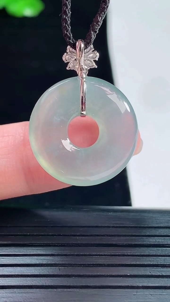 天然A货翡翠平安环吊坠，尺寸28-21-4重量:3.65g
5月20日