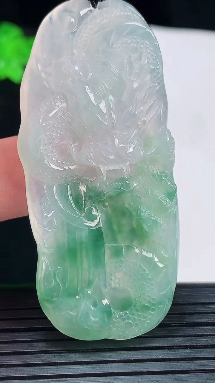 天然A货翡翠龙牌吊坠，尺寸61-26-4.6重量:21.21g
5月20日