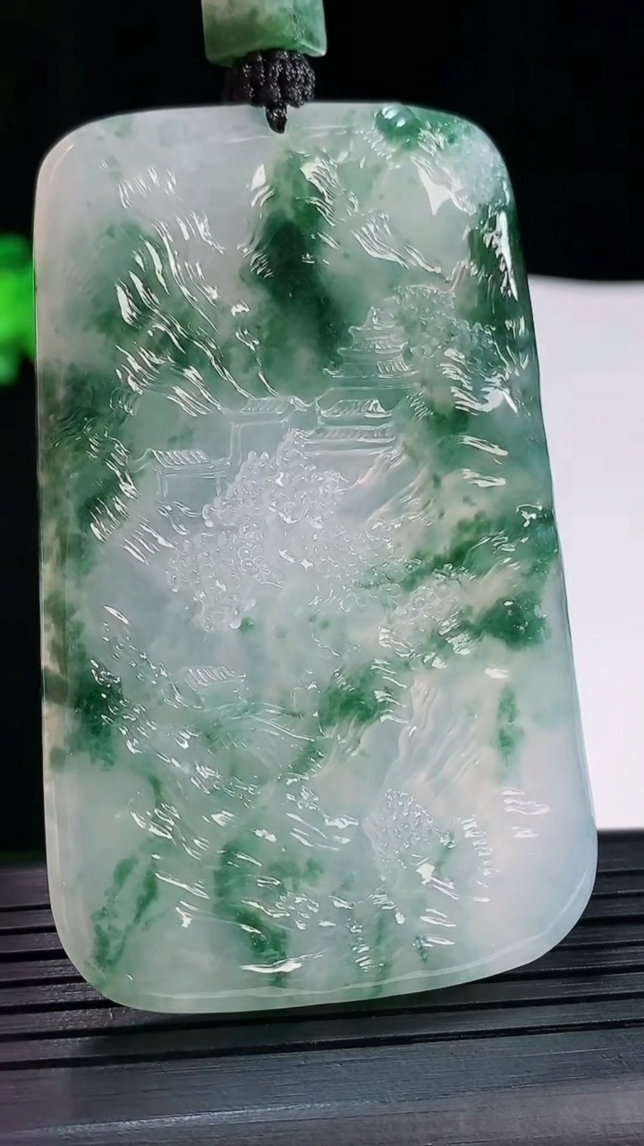 天然A货翡翠种飘花山水牌吊坠，尺寸70-43-5.5重量:49.59g
5月20日