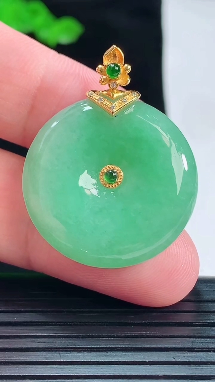 天然A货翡翠平安扣吊坠，尺寸35.2-28-5.6重量:10.13g
5月20日