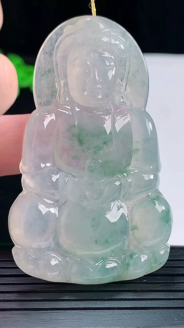 天然A货翡翠种飘花正装观音吊坠，尺寸65.5-40.2-5.6重量:30.44g
5月20日