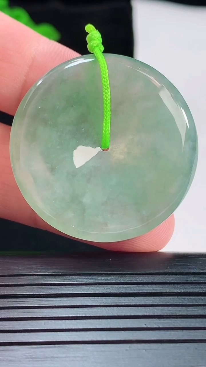 天然A货翡翠平安扣吊坠，尺寸36-5重量:14.00g
5月20日
