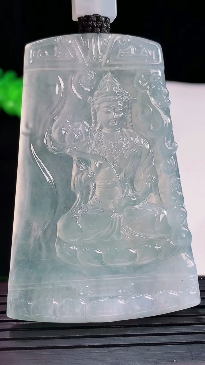 天然A货翡翠大势至菩萨吊坠，尺寸66-44.5-5.5重量:42.51g
5月20日