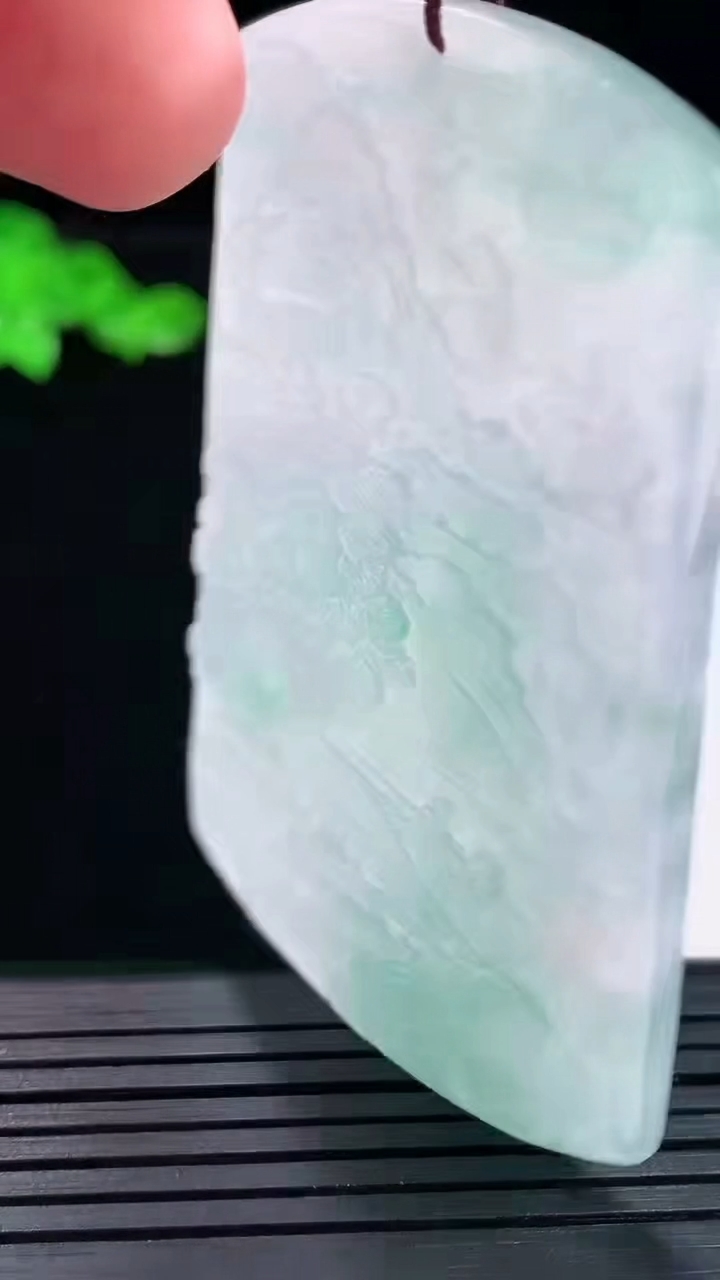 天然A货翡翠山水牌吊坠，尺寸65-42-5.6重量:37.02g
5月20日