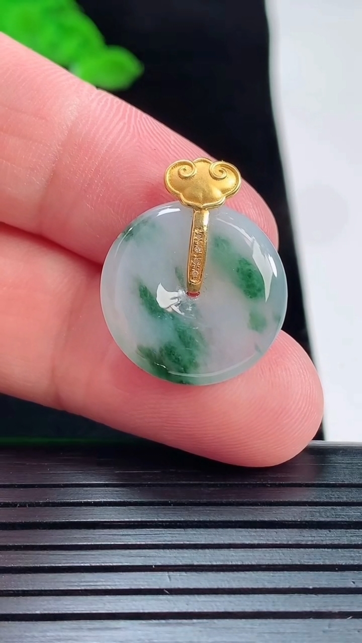 天然A货翡翠种飘花平安扣吊坠，尺寸23-19-4重量:3.14g
5月20日