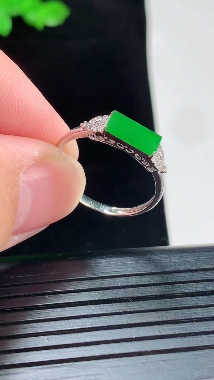 天然A货翡翠马鞍戒指，尺寸18-9-4-3.5重量:1.39g2026年5月20日
工厂直销收藏佳品,种好水足，色泽均匀，有种有色，上手高大气！
