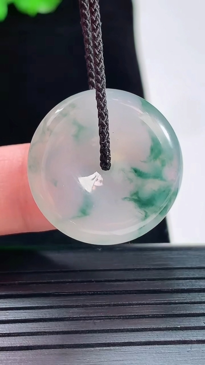 天然A货翡翠冰种飘花平安扣吊坠，尺寸24.3-5.2重量:6.58g
5月20日