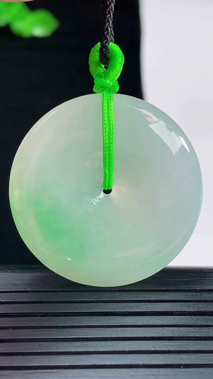 天然A货翡翠平安扣吊坠，尺寸32.5-5重量:11.66g
5月20日