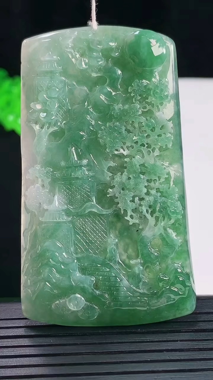 天然A货翡翠山水牌吊坠，尺寸65.5-38-5.2重量:27.98g
5月20日