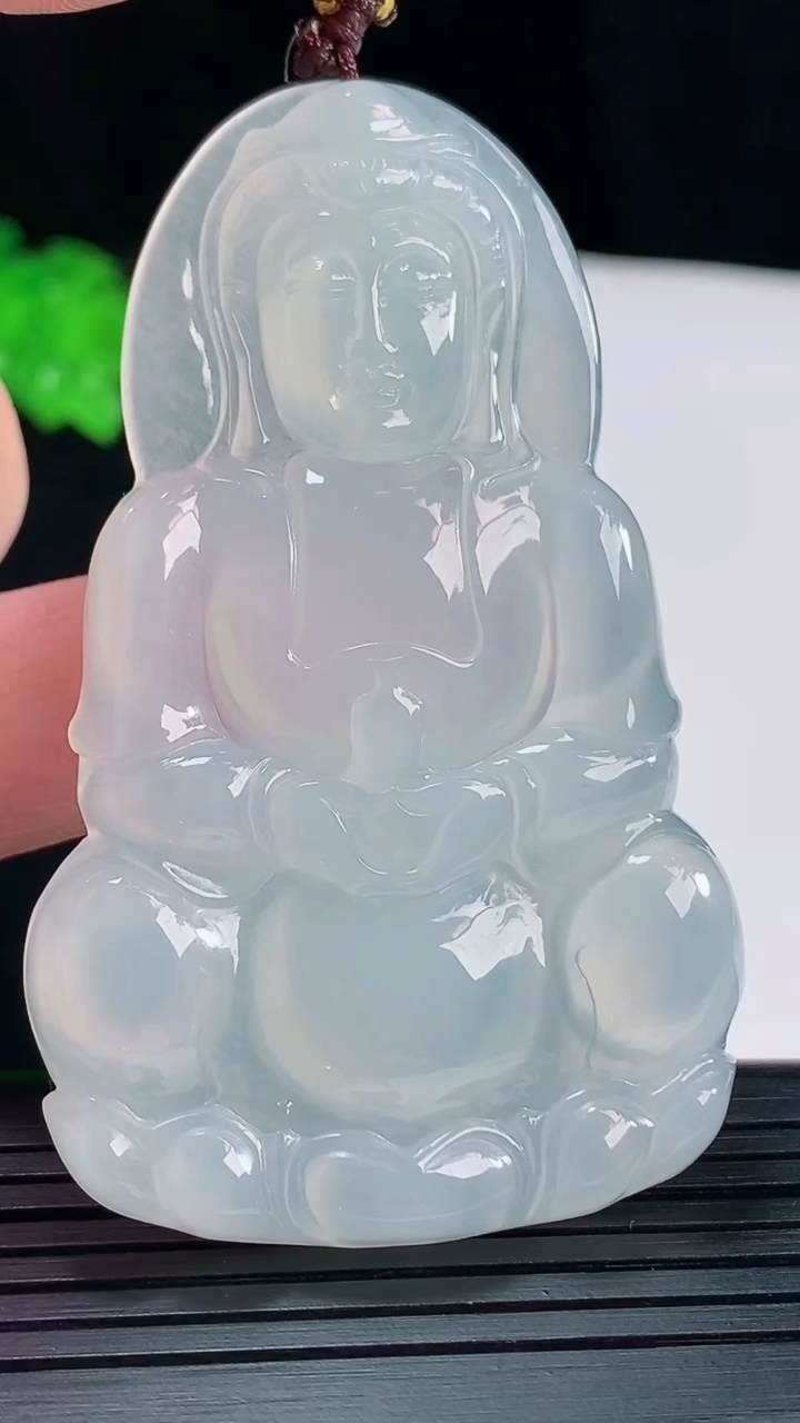 天然A货翡翠种白冰正装观音吊坠，尺寸65.5-40-5.5重量:26.26g
5月20日